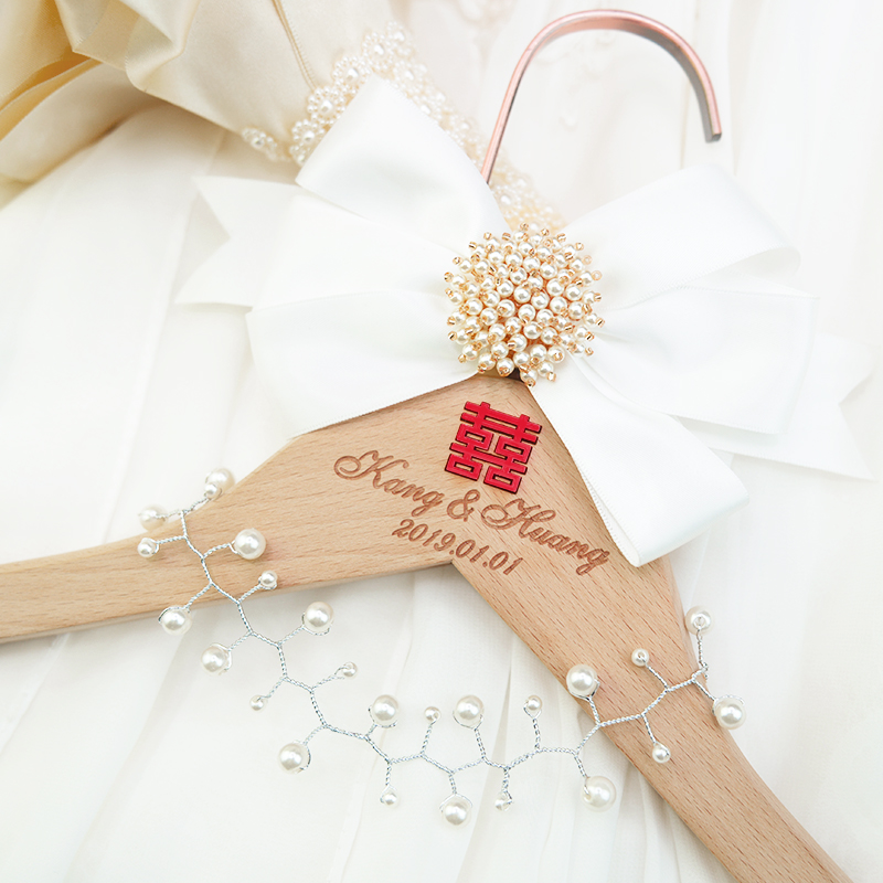 Bridenew婚品 新娘衣架定制 結婚婚禮婚紗衣架衣挂 刻名字母logo在類目 收納整理, 衣物洗/曬/護理用具, 衣架中 - 來自Buy2taobao.com提供專業的淘寶代購服務