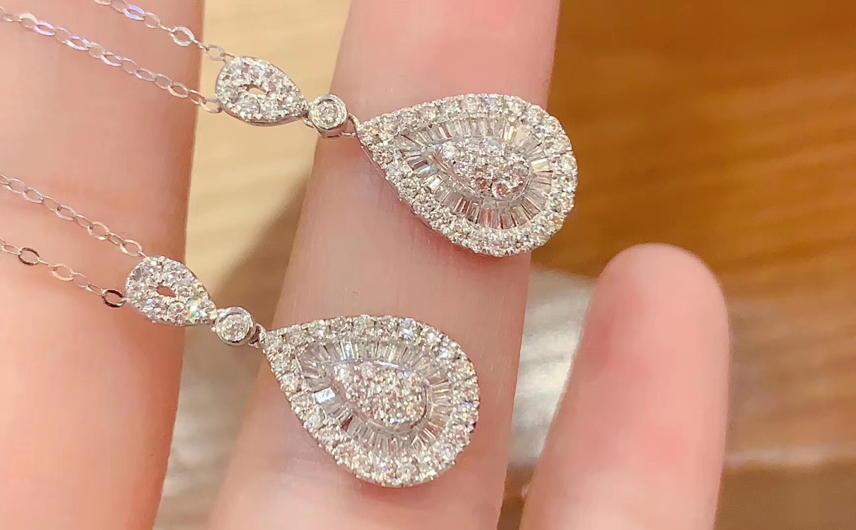 18K金钻石40分钻石水滴项链白闪钻石在类目 珠宝/钻石/翡翠/黄金, 钻石首饰(新), 颈饰中 - 来自Buy2taobao.com提供专业的淘宝代购服务