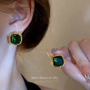 复古祖母绿耳钉高级感轻奢，小众独特耳环2024绿色宝石耳饰