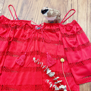 rom2森女钩织镂空个性，设计感复古红色露肩吊带，娃娃衫小罩衫