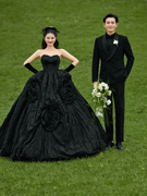 影楼主题拍照服装黑色抹胸婚纱，情侣旅拍草坪外景在逃公主礼服