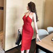 挂脖吊带连衣裙女高级感法式无袖，海边红色收腰气质长裙显瘦显高夏