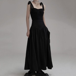 阿力仙娜黑色复古风吊带抹胸，连衣裙套装2024年褶皱设计感中长裙