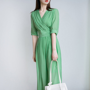 法式气质v领绿色天丝连衣裙女设计感小众五分袖别致收腰显瘦长裙