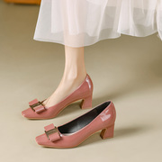 网红裸粉色漆皮高跟鞋，女粗跟法式金属蝴蝶结，浅口方头中跟软底单鞋