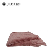 样板房软装搭配欧式现代客厅沙发床尾搭粉色兔毛，手工编织床尾搭毯