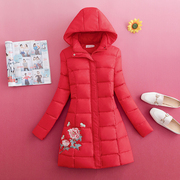 红色绣花羽绒服2023年冬季女修身显瘦白鸭绒(白鸭绒，)保暖厚外套粉红玛丽风