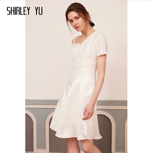 shirleyyu2024夏原创(夏原创)女装重工钉珠，不对称裙摆白色斜肩连衣裙