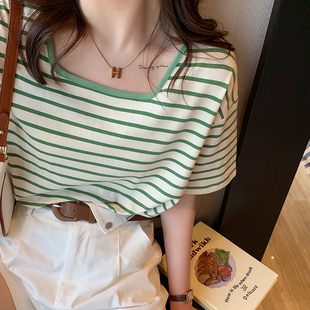 绿色条纹t恤女夏季短袖，2023宽松显瘦大领口，方领上衣纯棉体恤