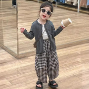 韩版女童套装2024春季灰色，软糯针织毛衣开衫格子萝卜裤三件套