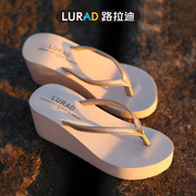 路拉迪韩版高跟女士人字拖，夏季户外厚底防滑沙滩，夹脚坡跟凉拖鞋潮