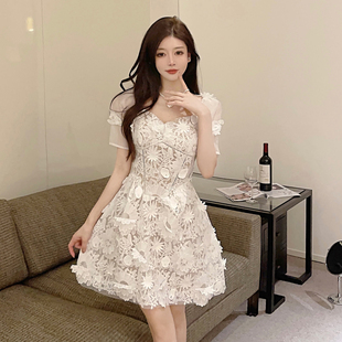 越南小众白色蕾丝拼接欧根纱复古方领立体花朵，收腰显瘦公主连衣裙