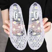 塑料水晶凉鞋女中年，2023果冻透明洞洞鞋，女士夏款软底妈妈鞋子