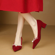 红色新娘婚鞋女粗跟5公分小跟尖头，珍珠浅口单鞋，配礼服伴娘高跟鞋