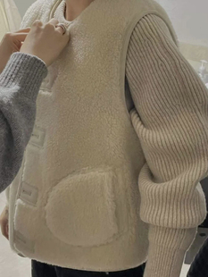 韩国设计感时尚圆领两面穿羊羔毛麂皮绒口袋米白马甲保暖背心女