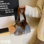 韩版毛呢格子包包女2023冬季时尚手提枕头包外出单肩斜跨女包