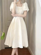 欧洲站2023高端白色小礼服法式赫本风盐缩连衣裙子轻奢小洋装