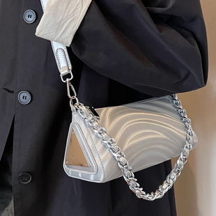 高级感女士小包包，2024百搭小众设计斜挎包链条银色质感单肩包