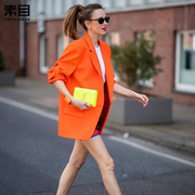 素目2024春季欧美风时尚，橙色西装女亮色气质宽松直筒百搭外套