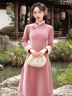 粉色雪尼尔加绒旗袍2023冬季年轻款，少女新中式连衣裙长袖气质高端