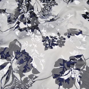 宽幅白底藏青色花朵，真丝烂花绡旗袍连衣裙桑蚕丝，服装布料面料