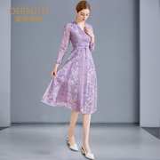 黛薇璐媤紫色V领印花蕾丝连衣裙女春装中长款气质收腰礼服裙