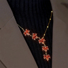 网红红色枫叶吊坠项链，女时尚名媛森系毛衣链，钛钢长款百搭配饰