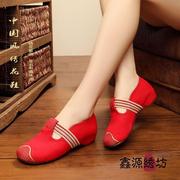 红色春夏素版松紧休闲坡跟女单鞋，老北京绣花布鞋，民族风广场舞女鞋