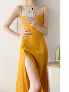 姜黄色(姜黄色)亚麻吊带连衣裙，女夏季法式设计感小众，甜辣性感收腰开叉裙子