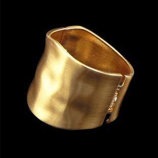 金色合金波浪拉丝表面大气质，开口弹簧金属手镯女男装饰品手环摆件