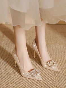 水晶婚鞋女2024秀禾主婚纱，新娘鞋不累脚，香槟色婚礼细跟高跟鞋