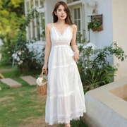 沙滩长裙飘逸白色仙女长裙法式小众气质V领蕾丝拼接吊带连衣裙子