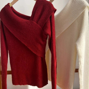今年流行不对称设计感红色，针织衫女2023秋冬季一字领露肩毛衣