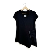 圣迪折扣女装夏季黑色金属，质感配件肌理拼接缺口设计摆短袖t恤