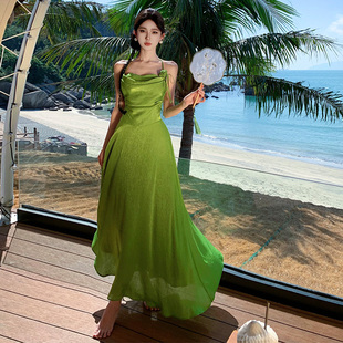 芽绿色缎面挂脖吊带连衣裙女夏季垂感显瘦褶皱海边度假沙滩长裙子