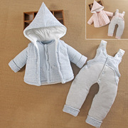 6个月3男宝宝秋冬装女加厚棉服袄，0一1岁婴儿，衣服背带裤三件套装季