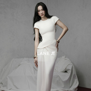越南小众lanejt2024年新春白色，廓形正肩收腰圆领连衣裙