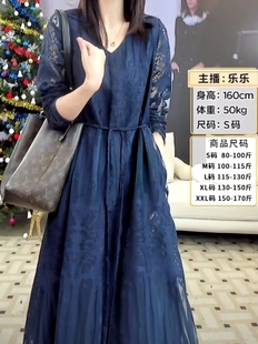 秋款女装2024年蕾丝连衣裙气质v领镂空裙子，显瘦大码蓝色裙子