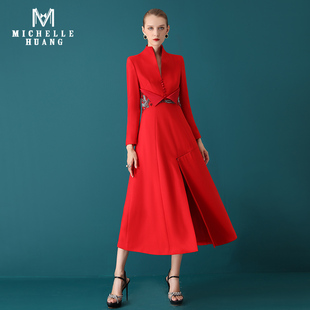 年会主持演出穿2024春赫本优雅气质设计感红色风衣式连衣裙