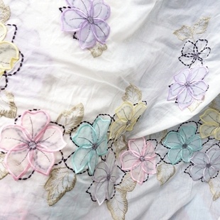 立体彩色欧根纱花朵贴花，乳白色刺绣定位真丝棉，布料春夏衣裙面料