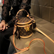 香港品牌包包女斜挎包2024时尚高级感手提水桶包复古真皮单肩小包
