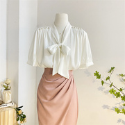 白色系带蝴蝶结短袖衬衫女夏设计感宽松垂感气质，醋酸缎面上衣