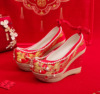 绣花鞋11厘米高跟中式婚鞋秀禾鞋珍珠流苏坡跟古风翘头新娘鞋