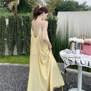 法式黄色吊带连衣裙，宽松慵懒风2024年夏季露背性感淡黄的长裙