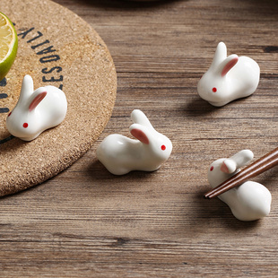 日式陶瓷筷子架筷托创意家用餐具，粉耳软萌小兔子筷枕笔托置物摆件