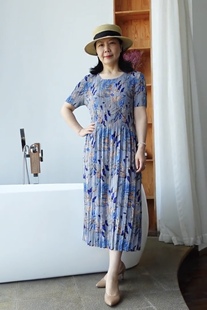 夏季圆领连衣裙气质妈妈雪纺褶皱清凉透气薄款裙子蓝色印花