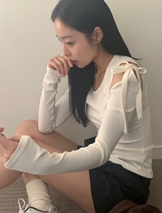Unique SEI 韩版温柔系绑带小漏肩螺纹舒适奶油色打底衫T恤上衣