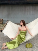 绿色刺绣花朵露背吊带，连衣裙女装夏季收腰显瘦中长裙缎面度假裙子