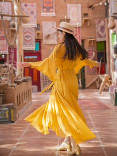 理想三旬女装旅拍度假风姜黄色，喇叭袖两件套超大裙摆连衣裙长裙