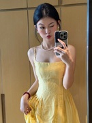 法式露背性感黄色吊带连衣裙2024夏季吊带裙收腰长裙度假裙子